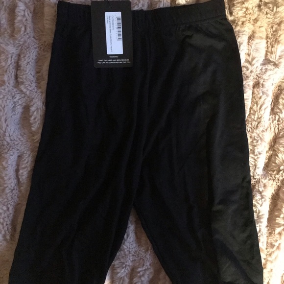 **SOLD** Pretty Little Thing Black Biker Shorts - Picture 3 of 4